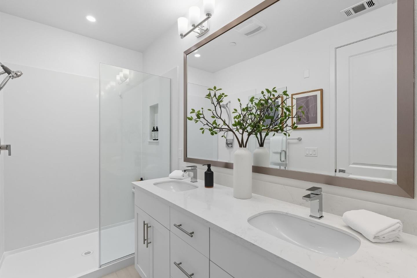 Detail Gallery Image 17 of 27 For 1387 W Middlefield Rd, Mountain View,  CA 94043 - 3 Beds | 3 Baths