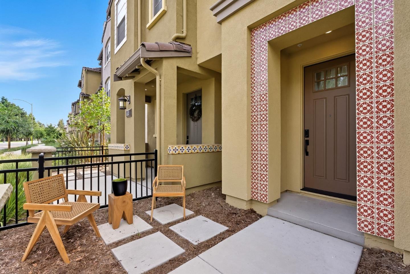 Detail Gallery Image 2 of 27 For 1387 W Middlefield Rd, Mountain View,  CA 94043 - 3 Beds | 3 Baths