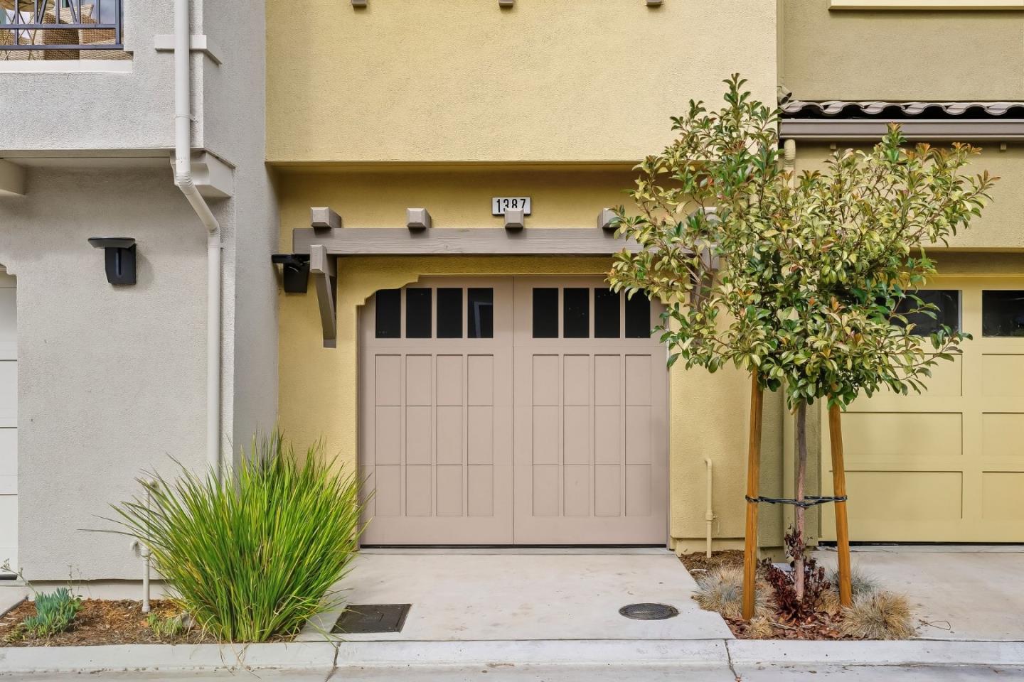 Detail Gallery Image 23 of 27 For 1387 W Middlefield Rd, Mountain View,  CA 94043 - 3 Beds | 3 Baths