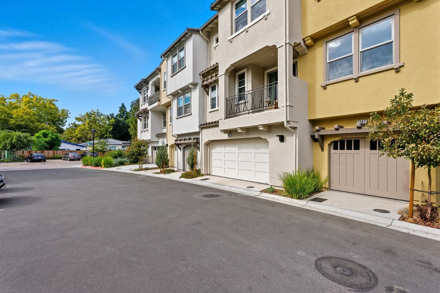 Detail Gallery Image 24 of 27 For 1387 W Middlefield Rd, Mountain View,  CA 94043 - 3 Beds | 3 Baths