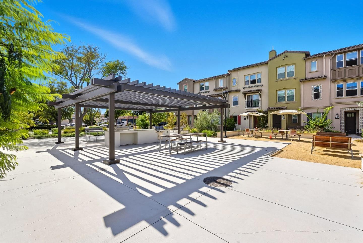 Detail Gallery Image 25 of 27 For 1387 W Middlefield Rd, Mountain View,  CA 94043 - 3 Beds | 3 Baths