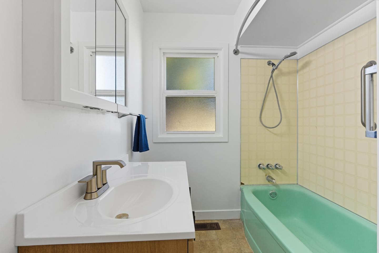 Detail Gallery Image 13 of 18 For 38 Clifford Ave, Watsonville,  CA 95076 - 3 Beds | 1/1 Baths