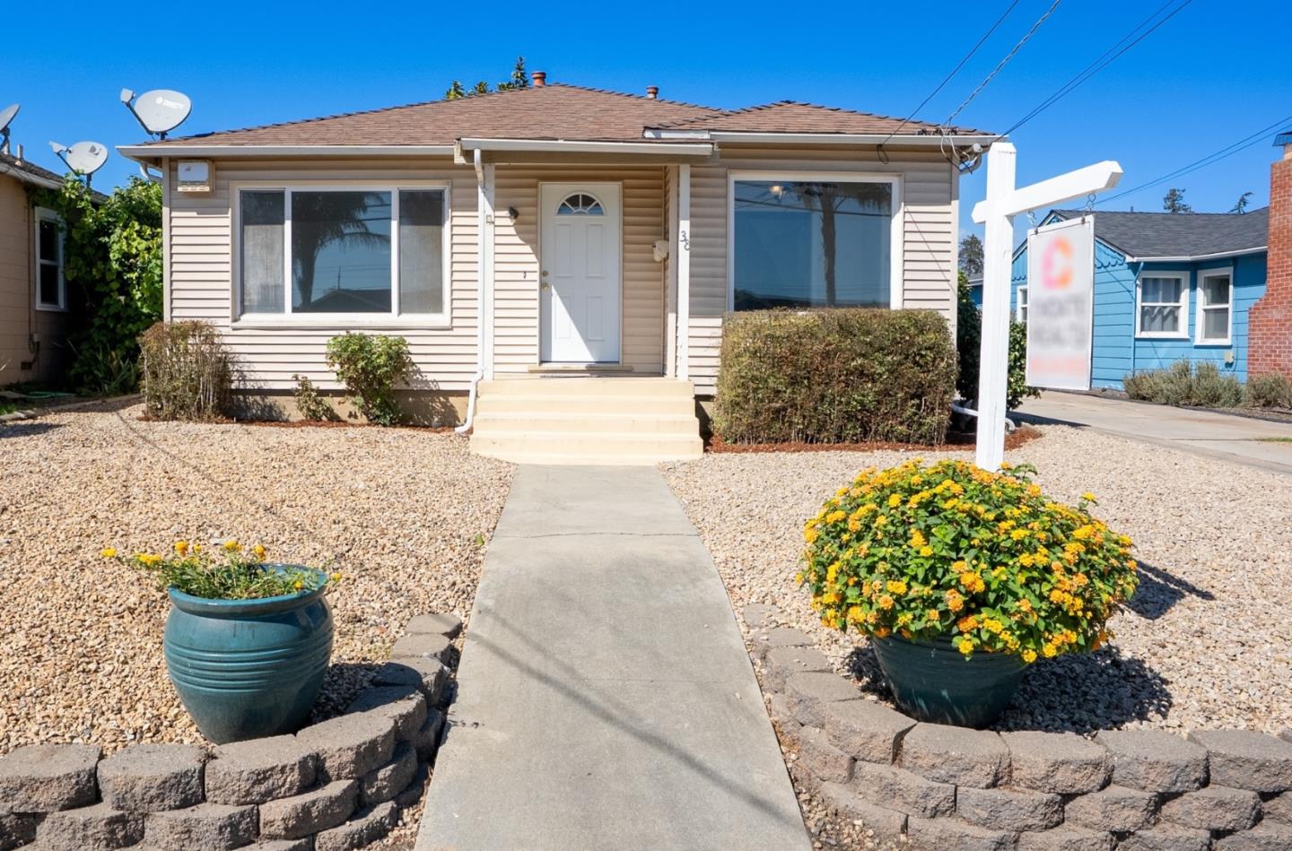 Detail Gallery Image 3 of 18 For 38 Clifford Ave, Watsonville,  CA 95076 - 3 Beds | 1/1 Baths