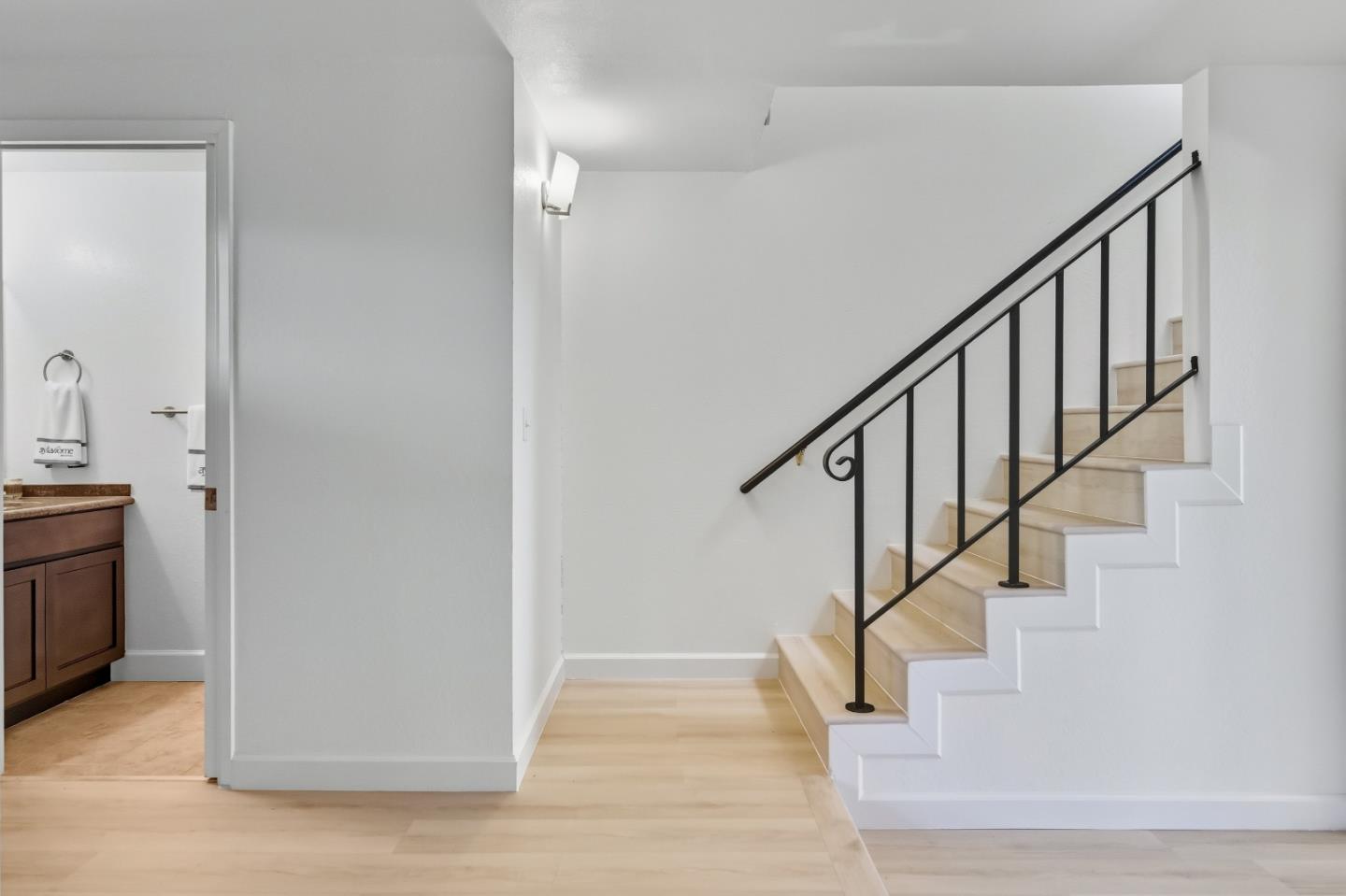 Detail Gallery Image 32 of 63 For 154 Granada Dr, Mountain View,  CA 94043 - 3 Beds | 2/1 Baths