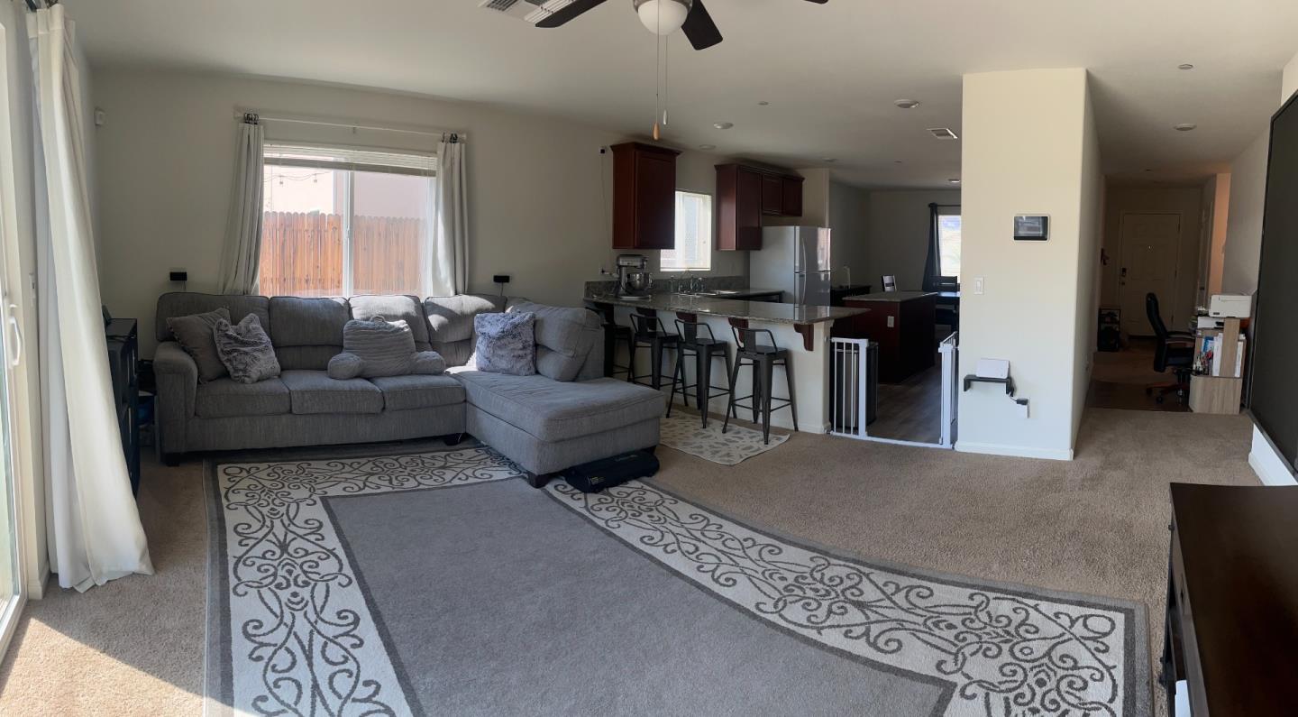 Detail Gallery Image 2 of 4 For 812 Reisling, Coalinga,  CA 93210 - 3 Beds | 2 Baths