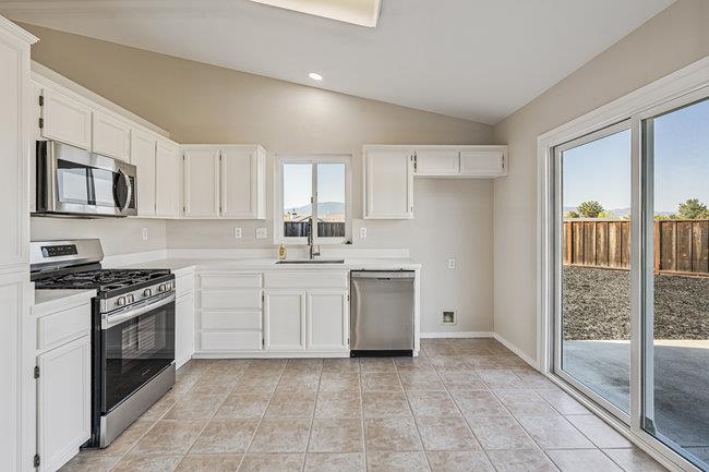 Detail Gallery Image 10 of 21 For 2240 Preston Ct, Hollister,  CA 95023 - 3 Beds | 2 Baths