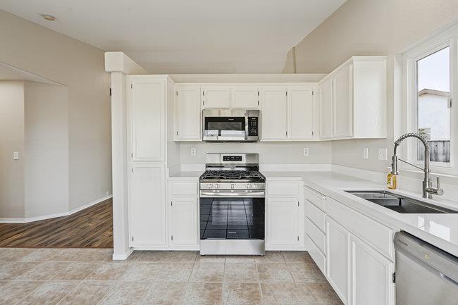 Detail Gallery Image 11 of 21 For 2240 Preston Ct, Hollister,  CA 95023 - 3 Beds | 2 Baths