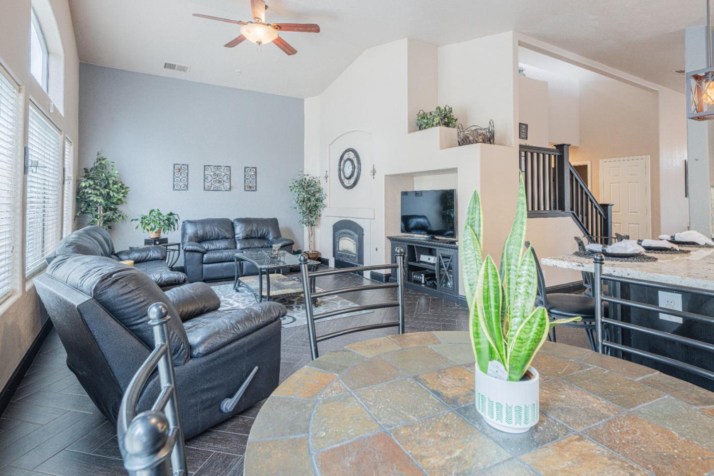 Detail Gallery Image 16 of 43 For 831 Cactus Ct, Salinas,  CA 93905 - 4 Beds | 2/1 Baths