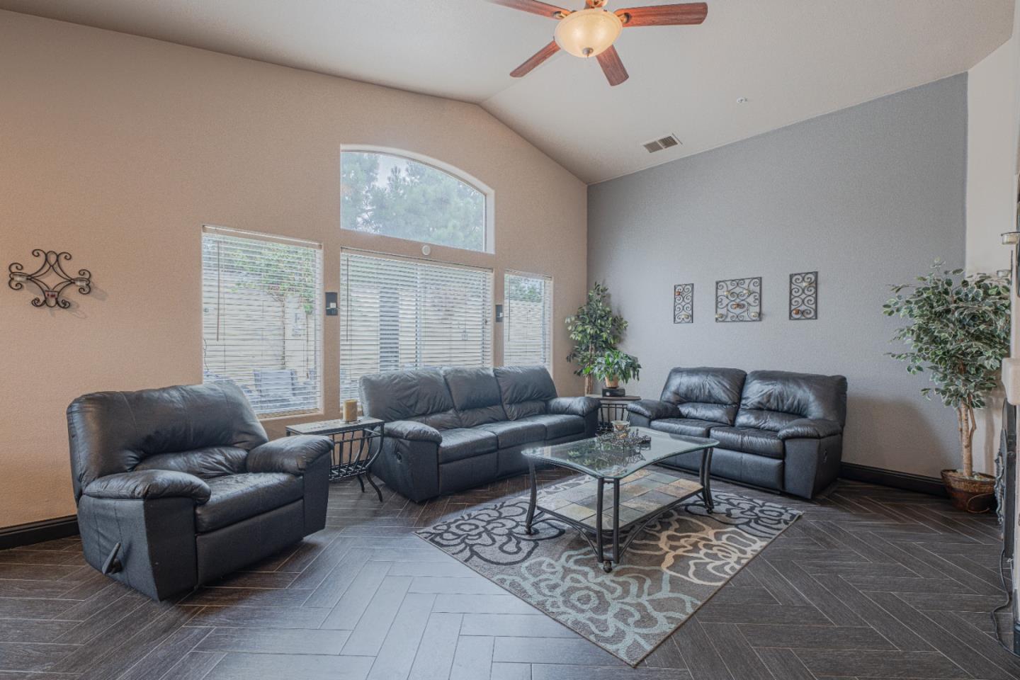 Detail Gallery Image 17 of 43 For 831 Cactus Ct, Salinas,  CA 93905 - 4 Beds | 2/1 Baths