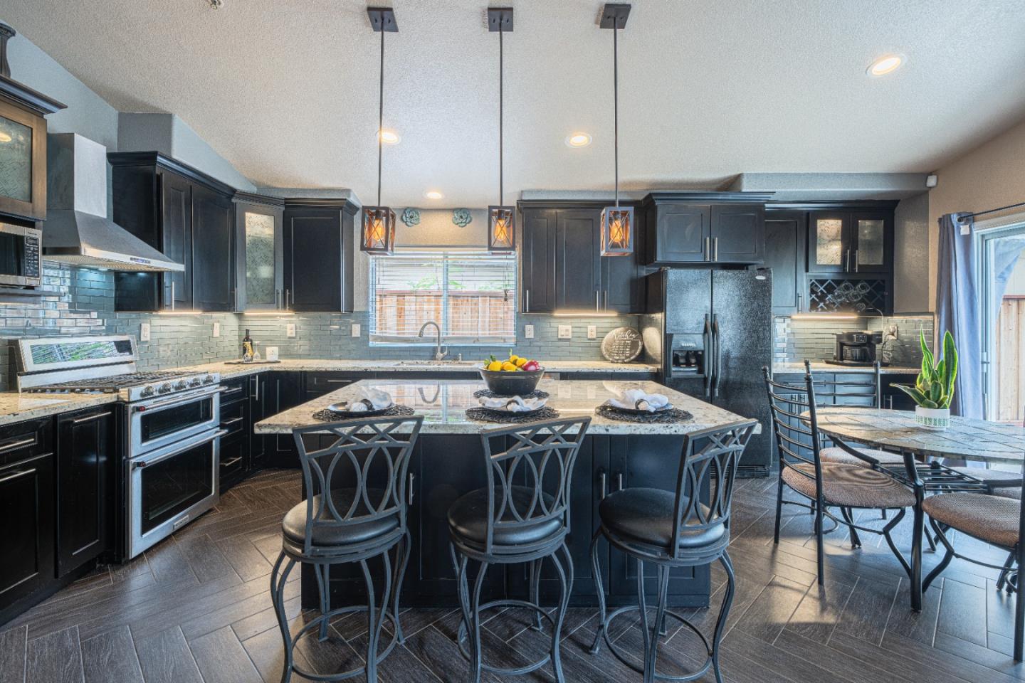 Detail Gallery Image 7 of 43 For 831 Cactus Ct, Salinas,  CA 93905 - 4 Beds | 2/1 Baths