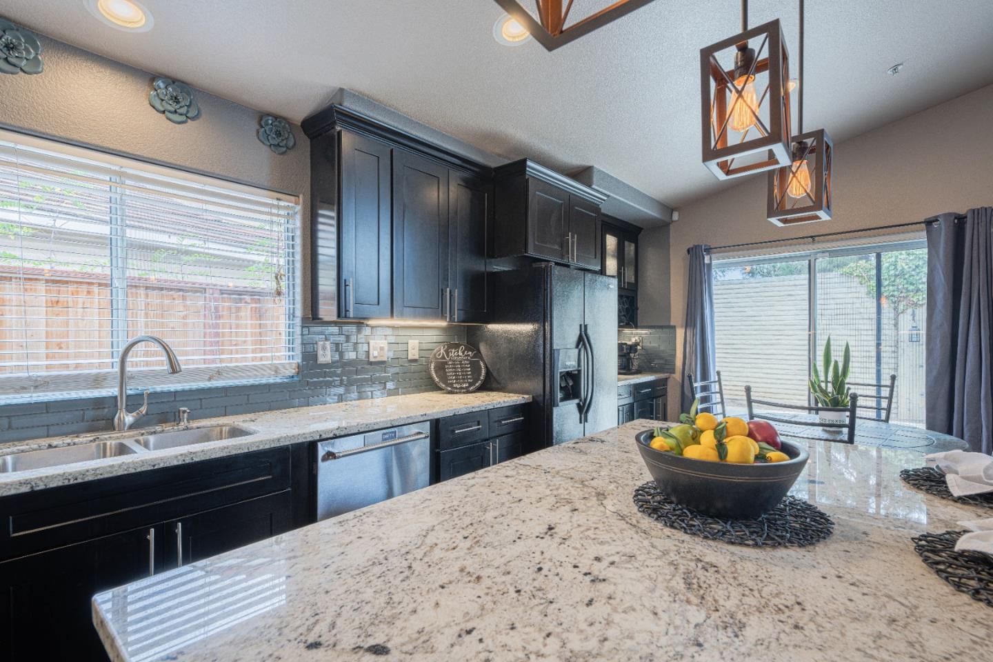 Detail Gallery Image 9 of 43 For 831 Cactus Ct, Salinas,  CA 93905 - 4 Beds | 2/1 Baths