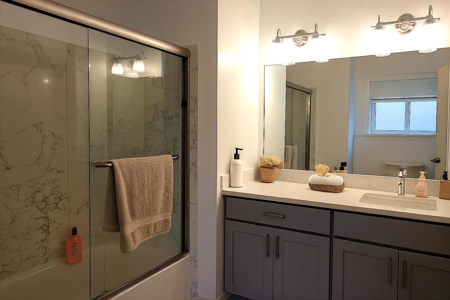 Detail Gallery Image 17 of 21 For 2585 Moraga Dr, Pinole,  CA 94564 - 4 Beds | 2/1 Baths