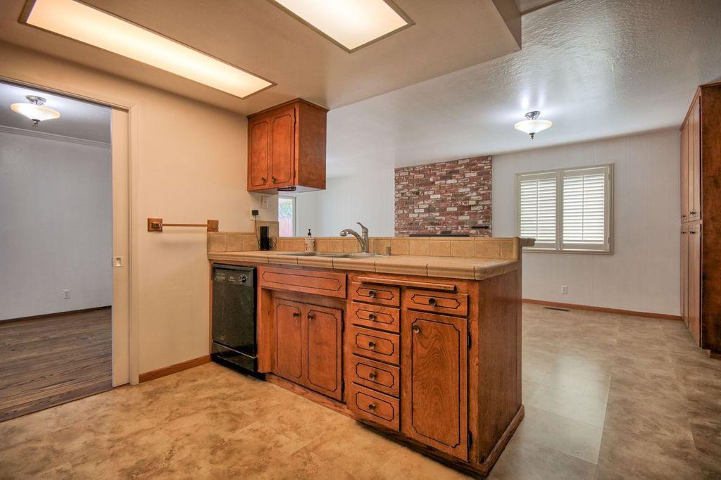 Detail Gallery Image 12 of 23 For 1111 Santa Fe Way, Salinas,  CA 93901 - 4 Beds | 2 Baths
