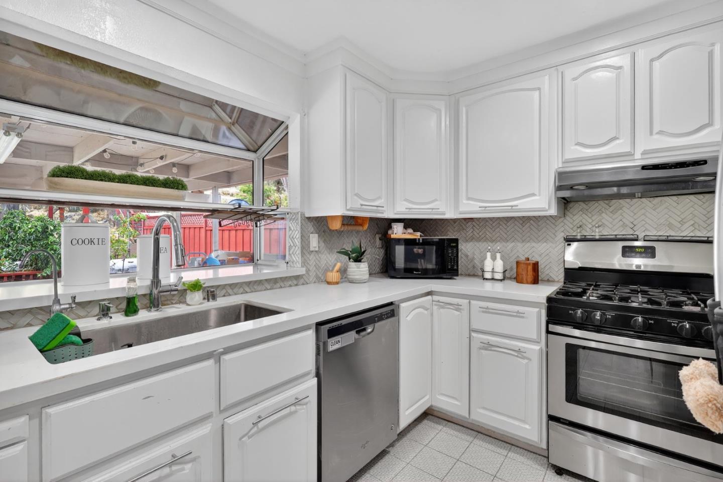 Detail Gallery Image 8 of 28 For 774 River View Dr, San Jose,  CA 95111 - 4 Beds | 3 Baths