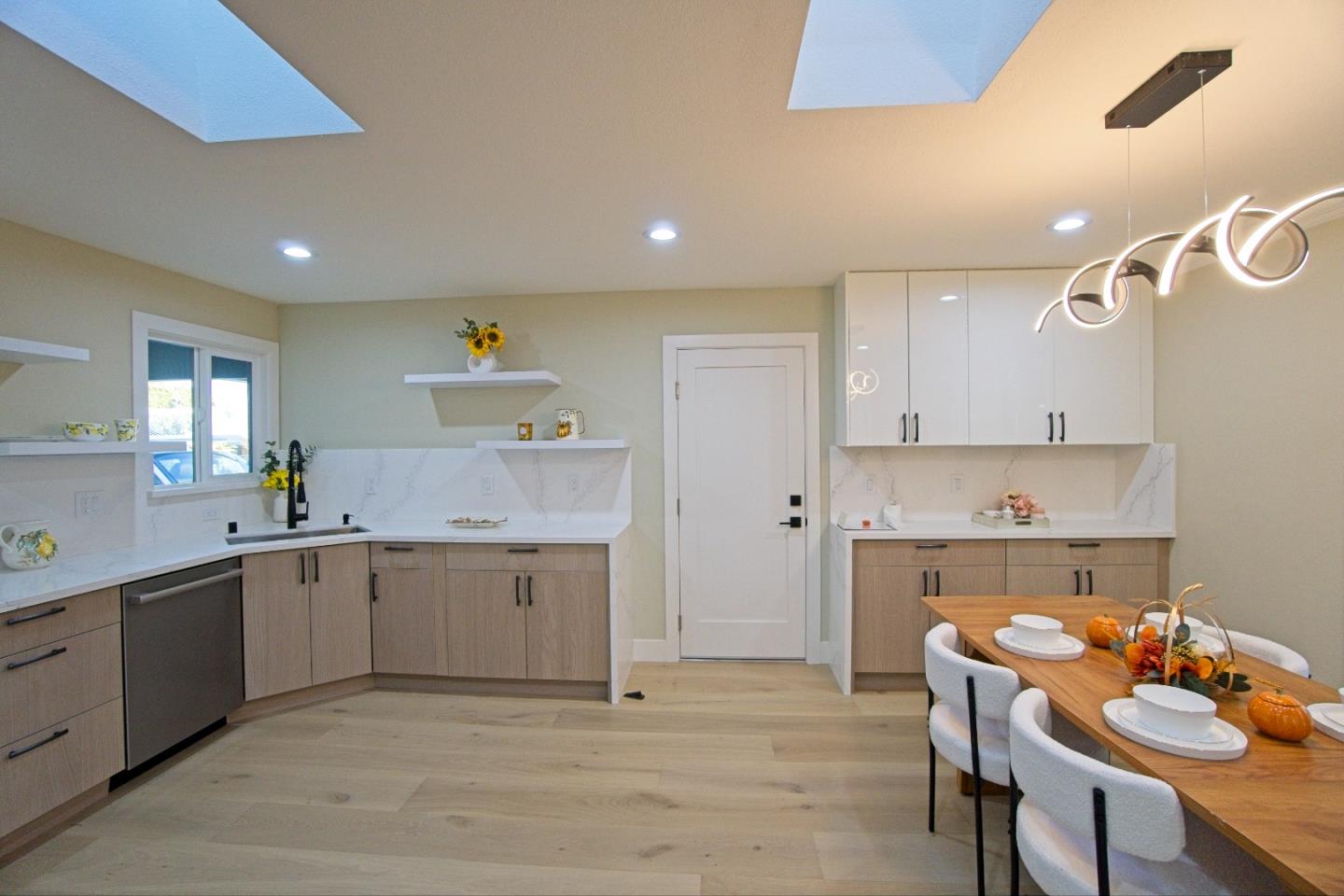 Detail Gallery Image 9 of 27 For 922 Iris Ave, Sunnyvale,  CA 94086 - 4 Beds | 3 Baths