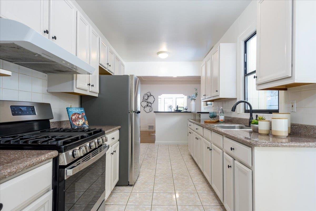 Detail Gallery Image 9 of 24 For 1678 24th Ave, San Francisco,  CA 94122 - 3 Beds | 2 Baths