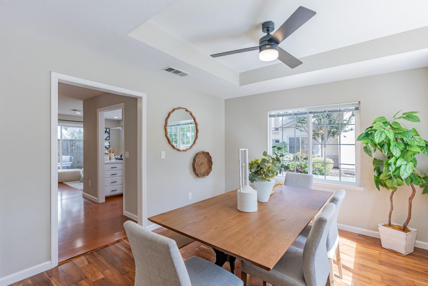 Detail Gallery Image 10 of 36 For 530 Devonshire Ct, Mountain View,  CA 94043 - 3 Beds | 2/1 Baths