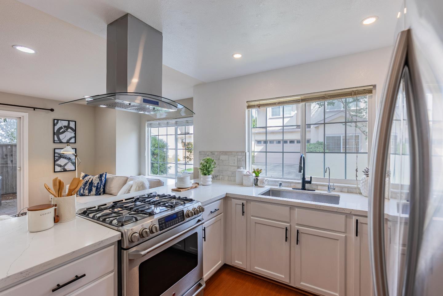 Detail Gallery Image 11 of 36 For 530 Devonshire Ct, Mountain View,  CA 94043 - 3 Beds | 2/1 Baths