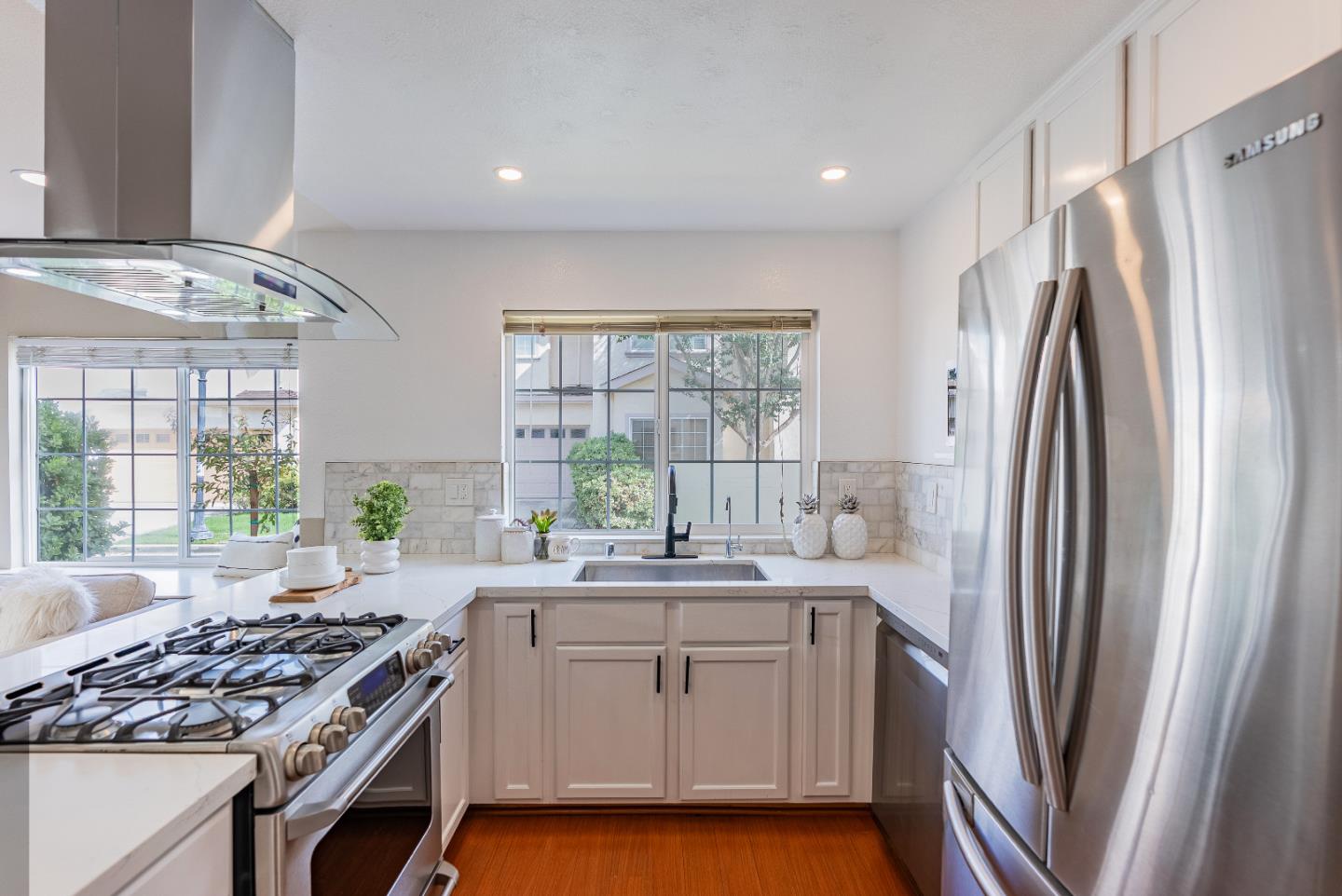 Detail Gallery Image 12 of 36 For 530 Devonshire Ct, Mountain View,  CA 94043 - 3 Beds | 2/1 Baths