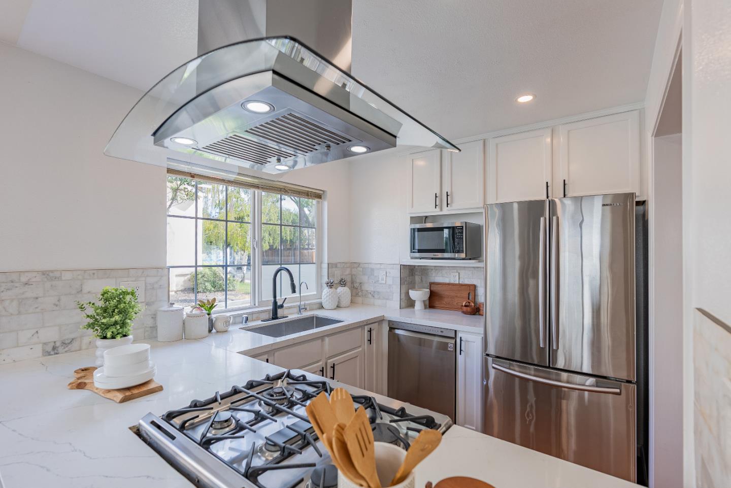 Detail Gallery Image 13 of 36 For 530 Devonshire Ct, Mountain View,  CA 94043 - 3 Beds | 2/1 Baths