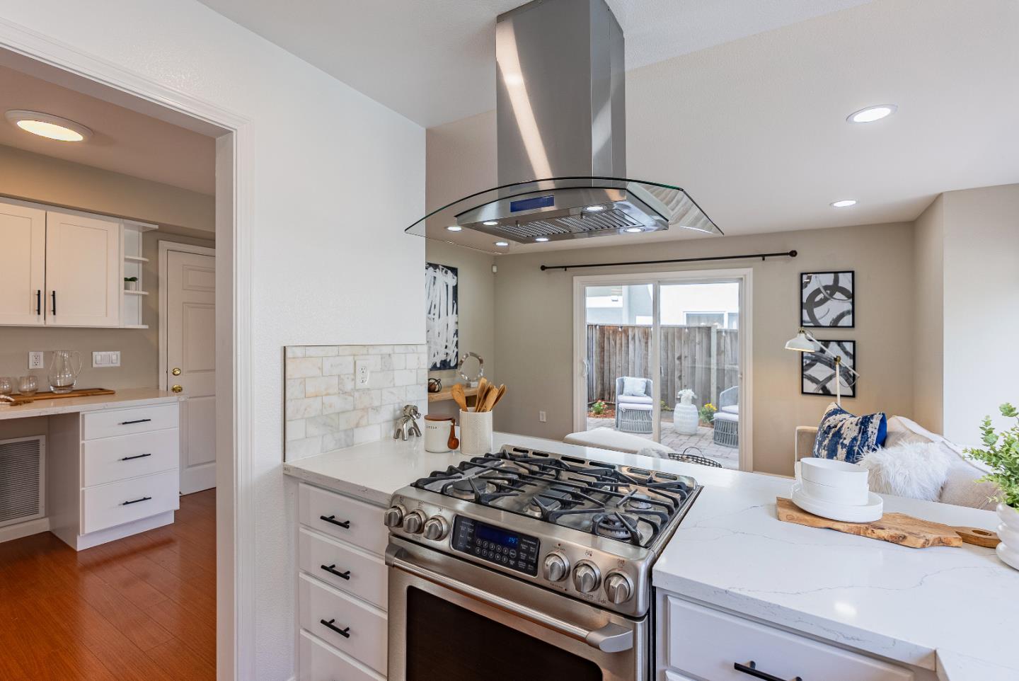 Detail Gallery Image 14 of 36 For 530 Devonshire Ct, Mountain View,  CA 94043 - 3 Beds | 2/1 Baths