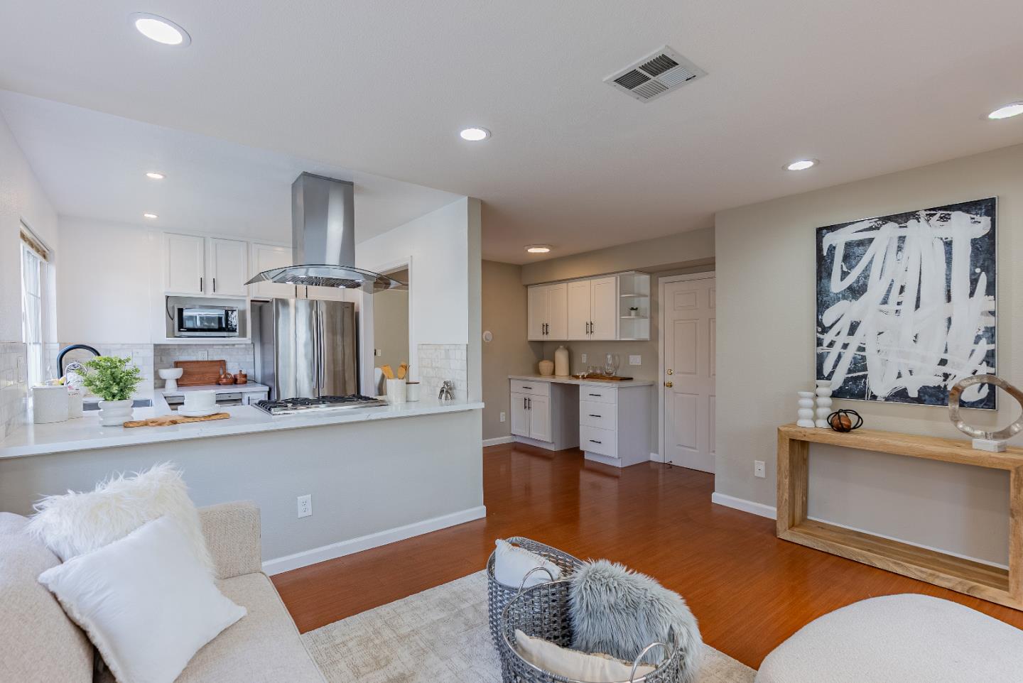 Detail Gallery Image 17 of 36 For 530 Devonshire Ct, Mountain View,  CA 94043 - 3 Beds | 2/1 Baths