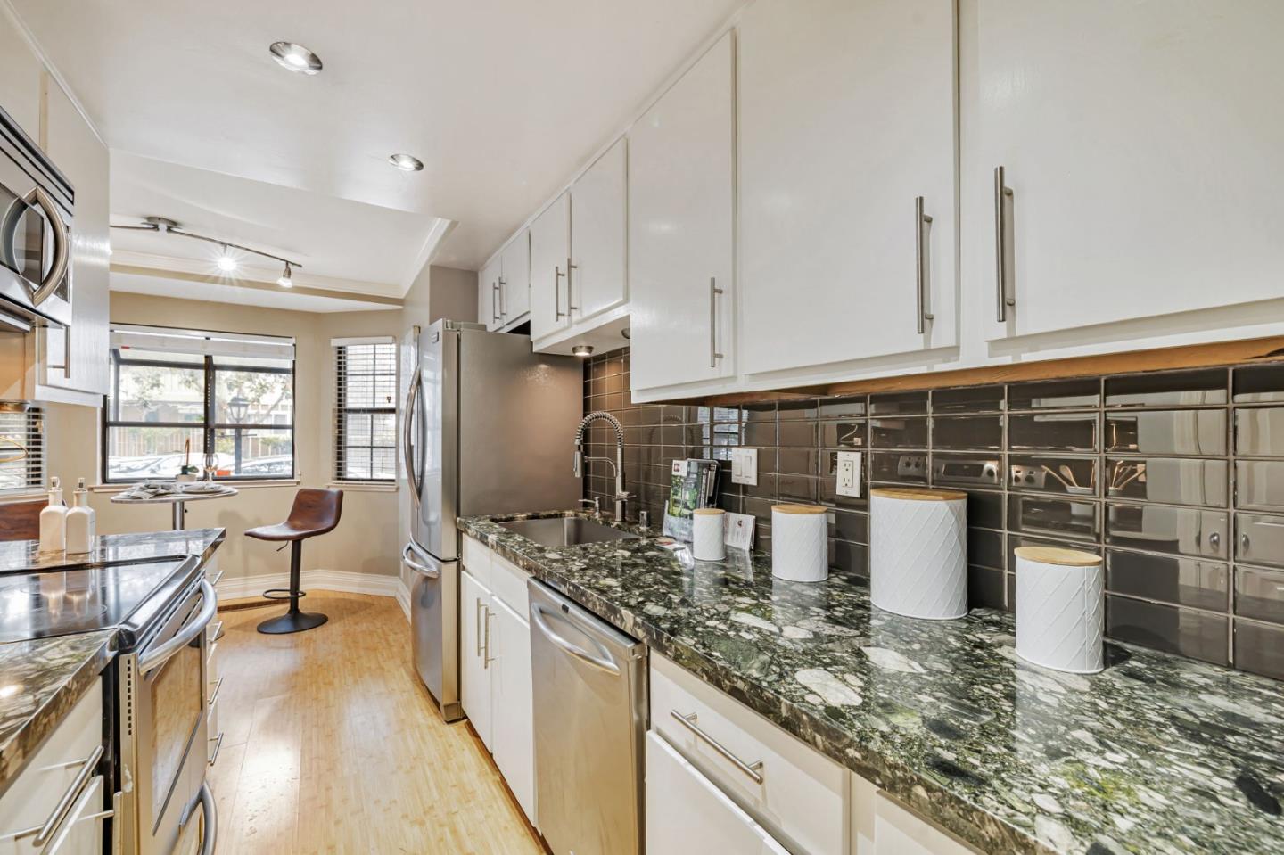 Detail Gallery Image 10 of 38 For 175 Evandale Ave #2,  Mountain View,  CA 94043 - 2 Beds | 2/1 Baths