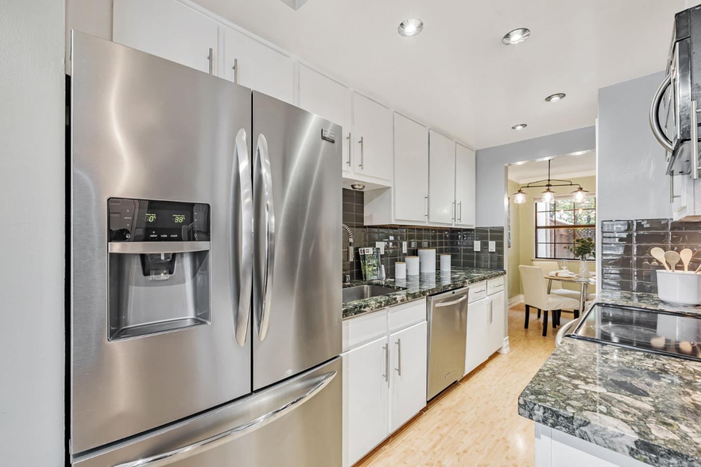 Detail Gallery Image 12 of 38 For 175 Evandale Ave #2,  Mountain View,  CA 94043 - 2 Beds | 2/1 Baths