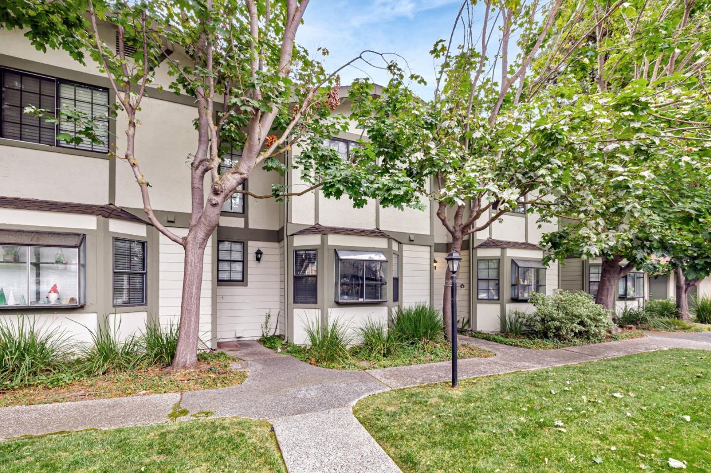 Detail Gallery Image 2 of 38 For 175 Evandale Ave #2,  Mountain View,  CA 94043 - 2 Beds | 2/1 Baths