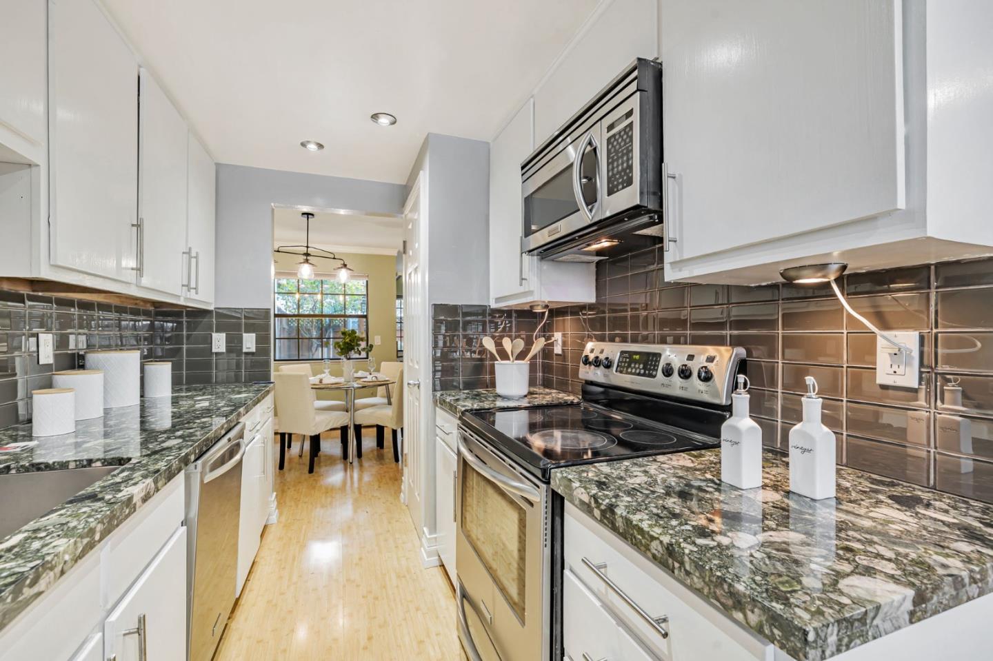 Detail Gallery Image 7 of 38 For 175 Evandale Ave #2,  Mountain View,  CA 94043 - 2 Beds | 2/1 Baths