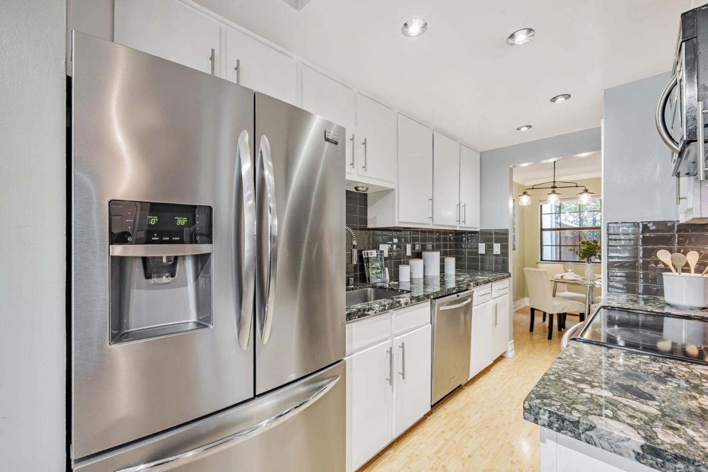 Detail Gallery Image 8 of 38 For 175 Evandale Ave #2,  Mountain View,  CA 94043 - 2 Beds | 2/1 Baths