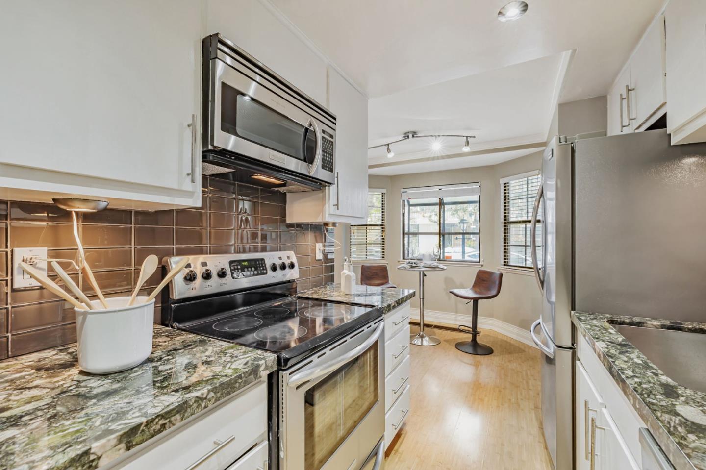 Detail Gallery Image 9 of 38 For 175 Evandale Ave #2,  Mountain View,  CA 94043 - 2 Beds | 2/1 Baths