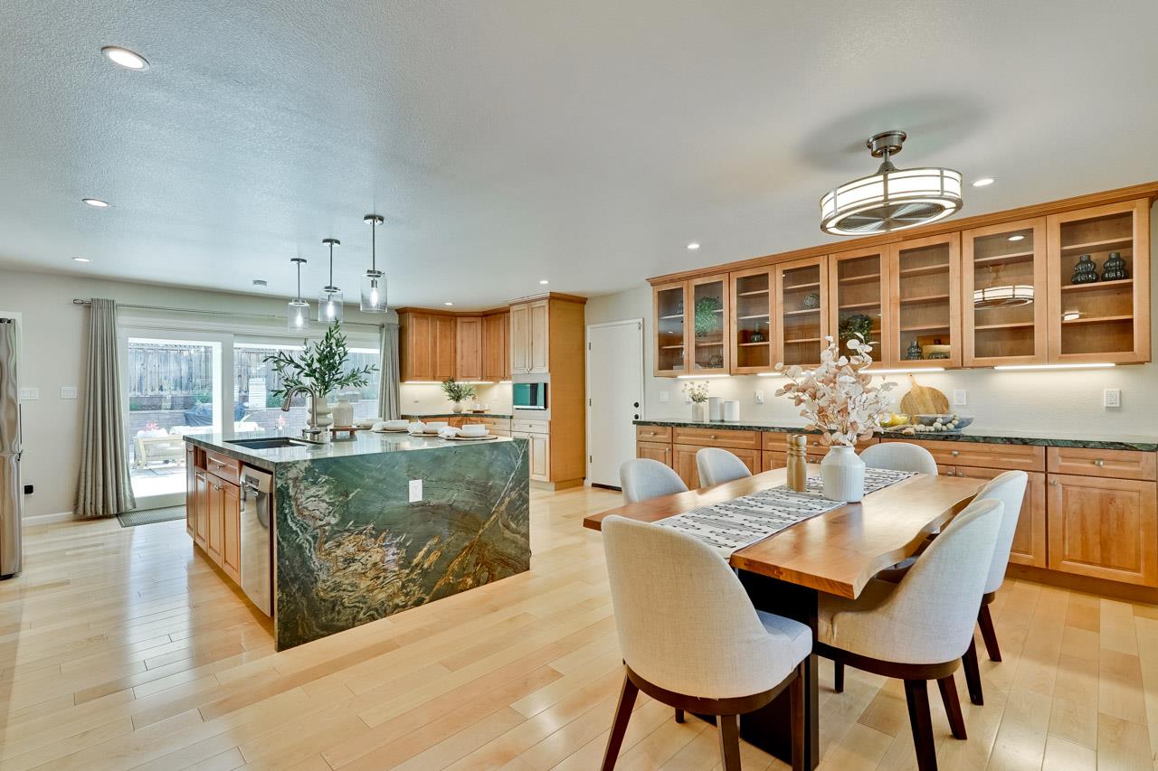 Detail Gallery Image 11 of 95 For 1590 Vineyard Dr, Los Altos,  CA 94024 - 5 Beds | 3 Baths