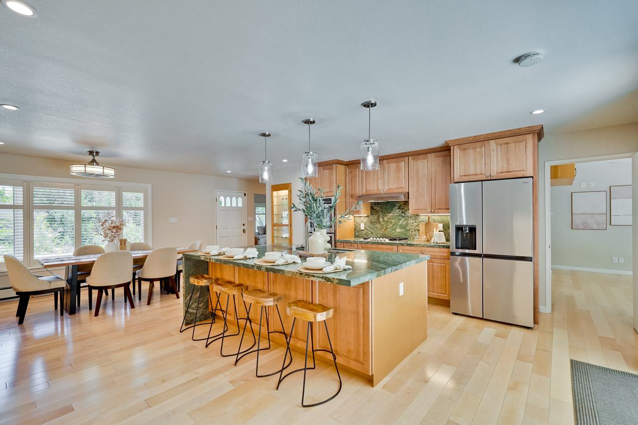 Detail Gallery Image 18 of 95 For 1590 Vineyard Dr, Los Altos,  CA 94024 - 5 Beds | 3 Baths