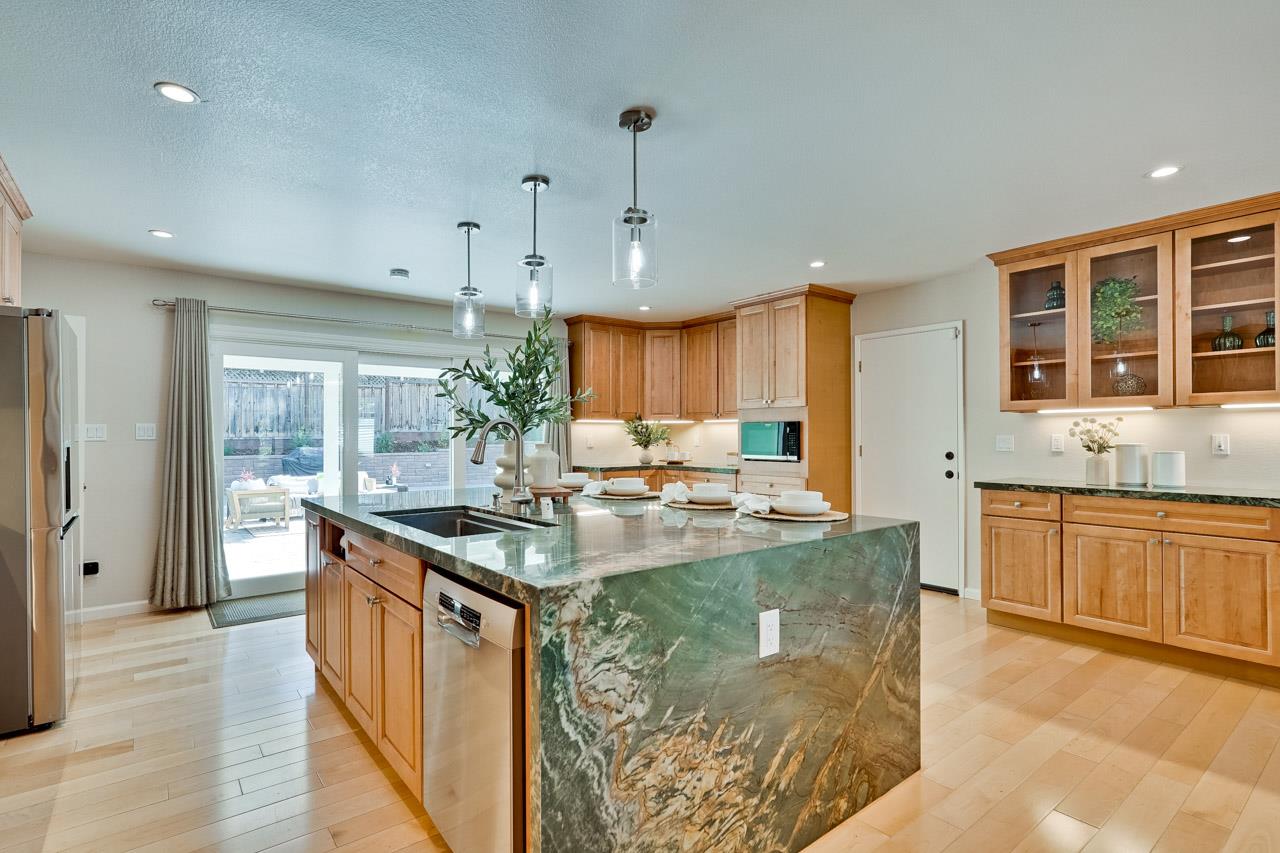 Detail Gallery Image 20 of 95 For 1590 Vineyard Dr, Los Altos,  CA 94024 - 5 Beds | 3 Baths