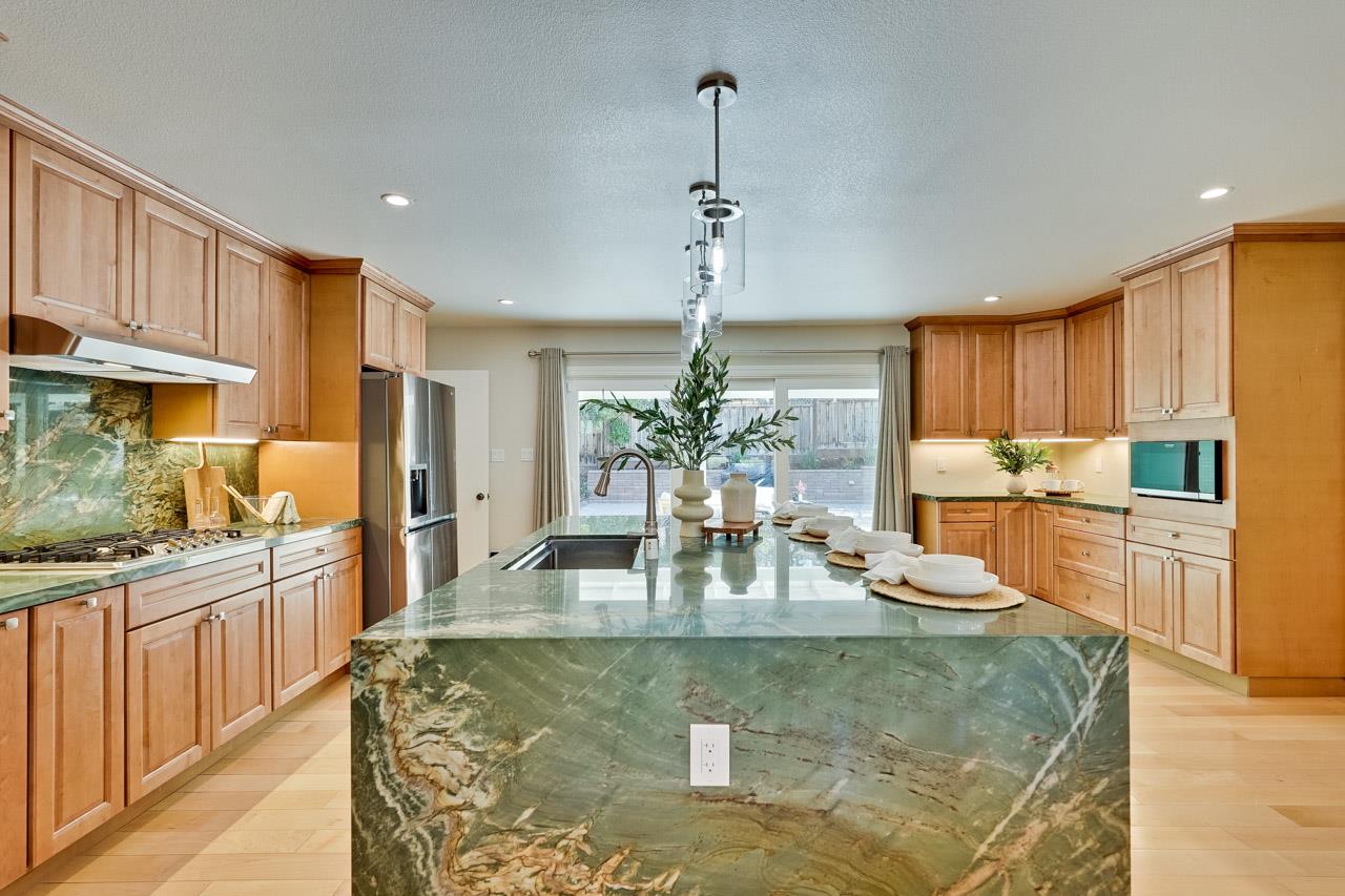 Detail Gallery Image 21 of 95 For 1590 Vineyard Dr, Los Altos,  CA 94024 - 5 Beds | 3 Baths