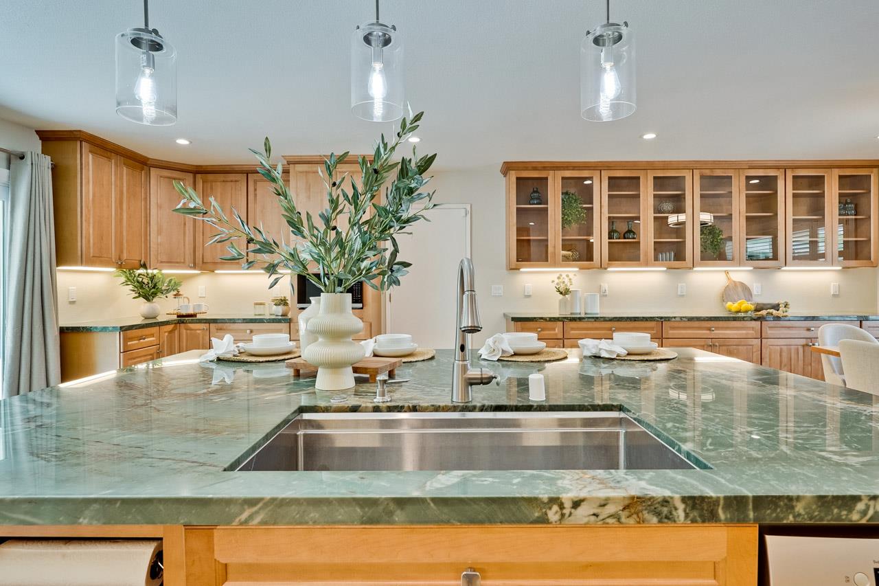 Detail Gallery Image 22 of 95 For 1590 Vineyard Dr, Los Altos,  CA 94024 - 5 Beds | 3 Baths