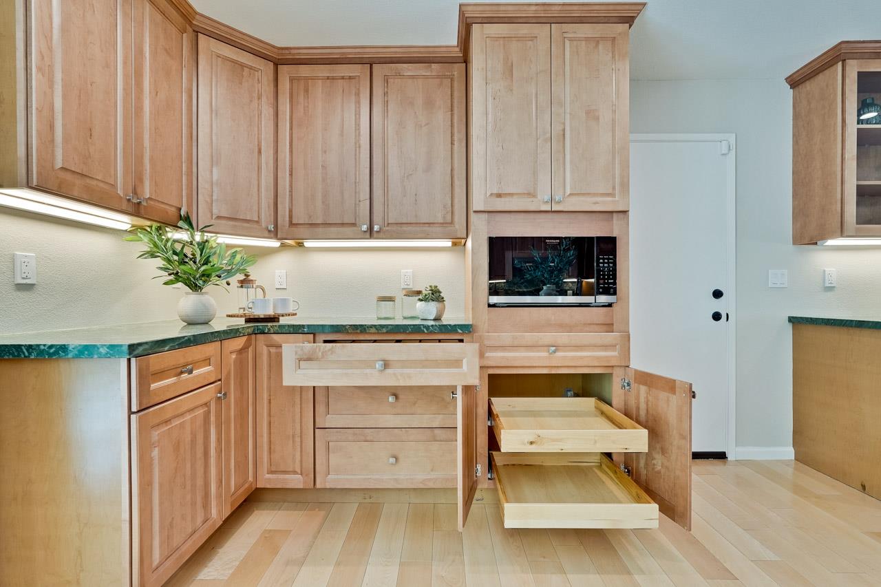 Detail Gallery Image 25 of 95 For 1590 Vineyard Dr, Los Altos,  CA 94024 - 5 Beds | 3 Baths