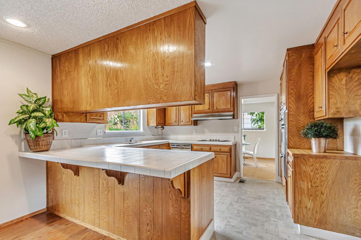 Detail Gallery Image 11 of 33 For 1831 Frobisher Way, San Jose,  CA 95124 - 5 Beds | 2/1 Baths