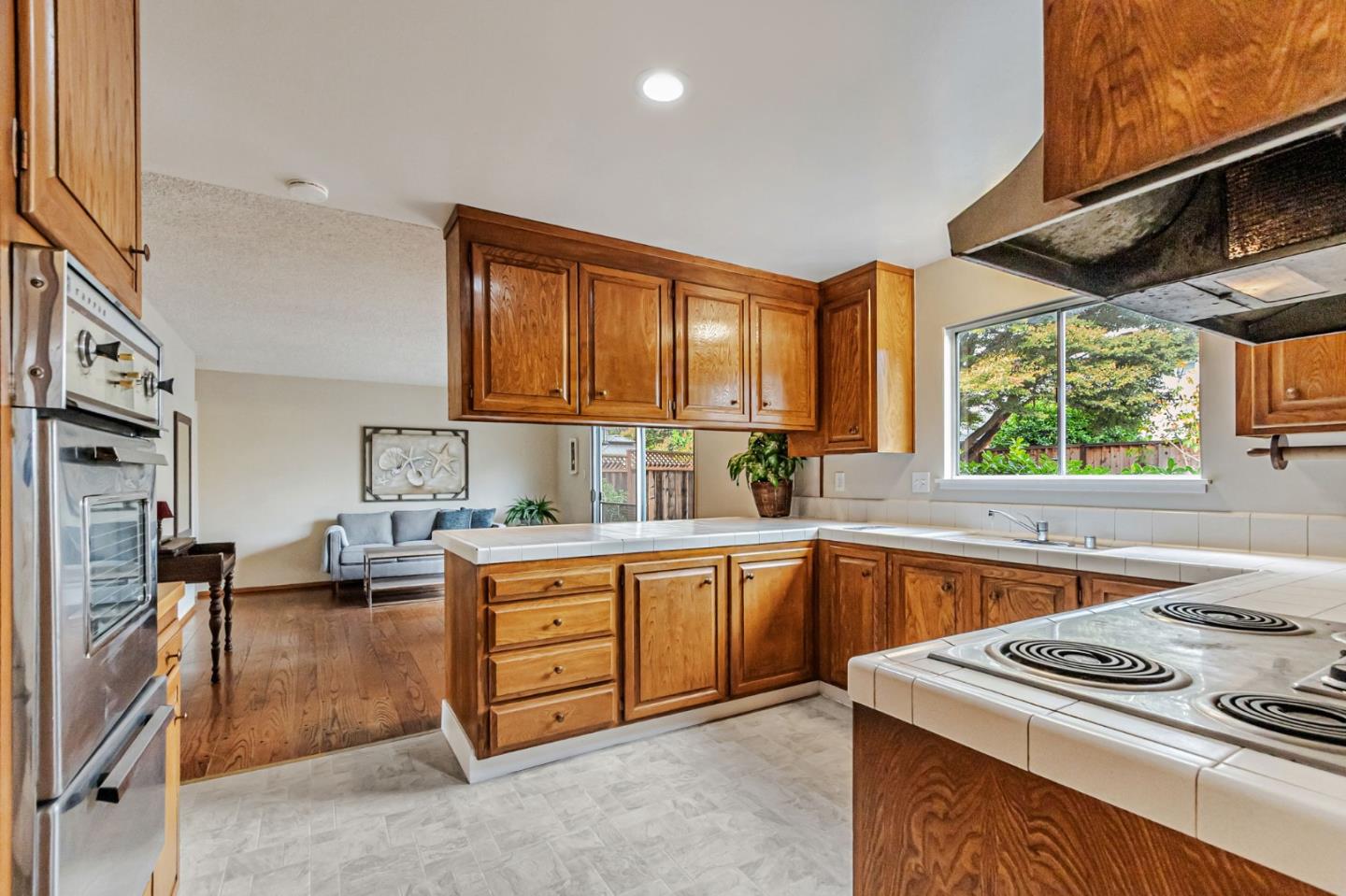 Detail Gallery Image 12 of 33 For 1831 Frobisher Way, San Jose,  CA 95124 - 5 Beds | 2/1 Baths