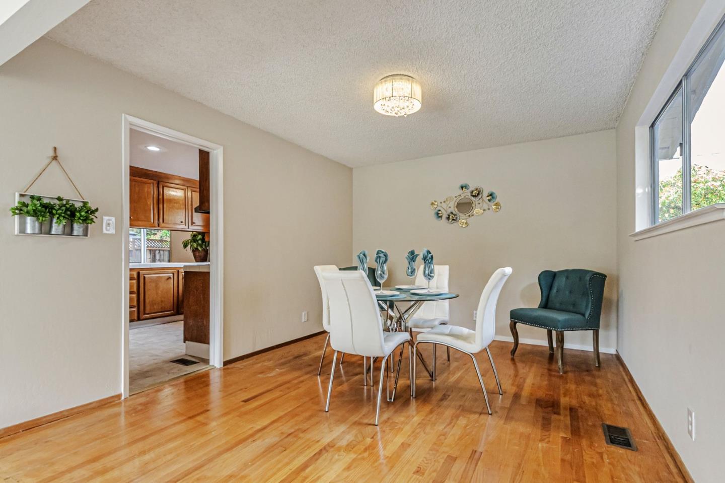 Detail Gallery Image 13 of 33 For 1831 Frobisher Way, San Jose,  CA 95124 - 5 Beds | 2/1 Baths