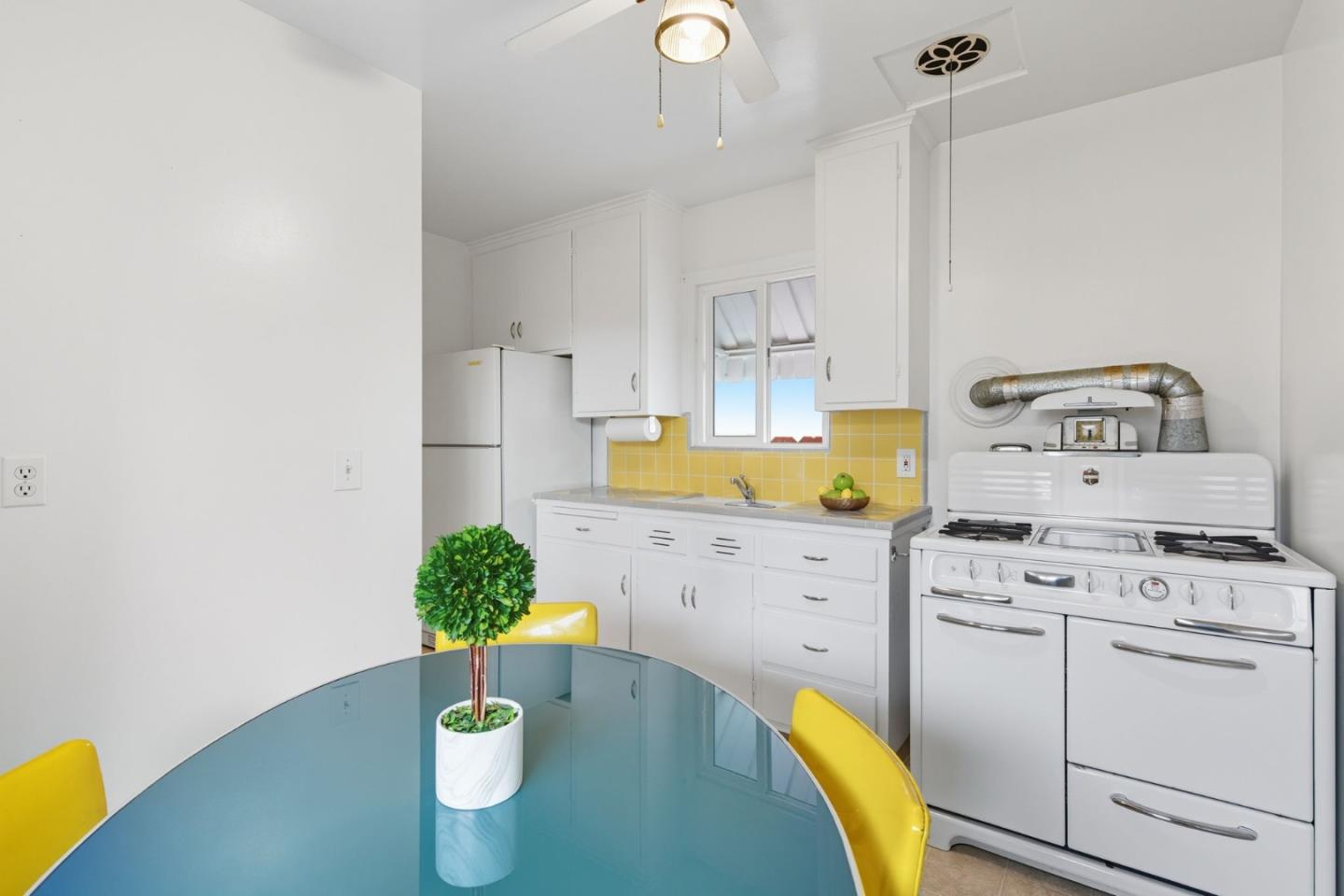 Detail Gallery Image 12 of 31 For 624 Sapphire St, Redwood City,  CA 94061 - 2 Beds | 1 Baths