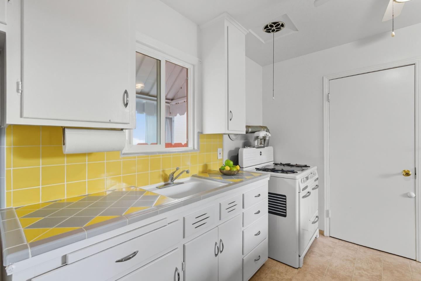 Detail Gallery Image 8 of 31 For 624 Sapphire St, Redwood City,  CA 94061 - 2 Beds | 1 Baths