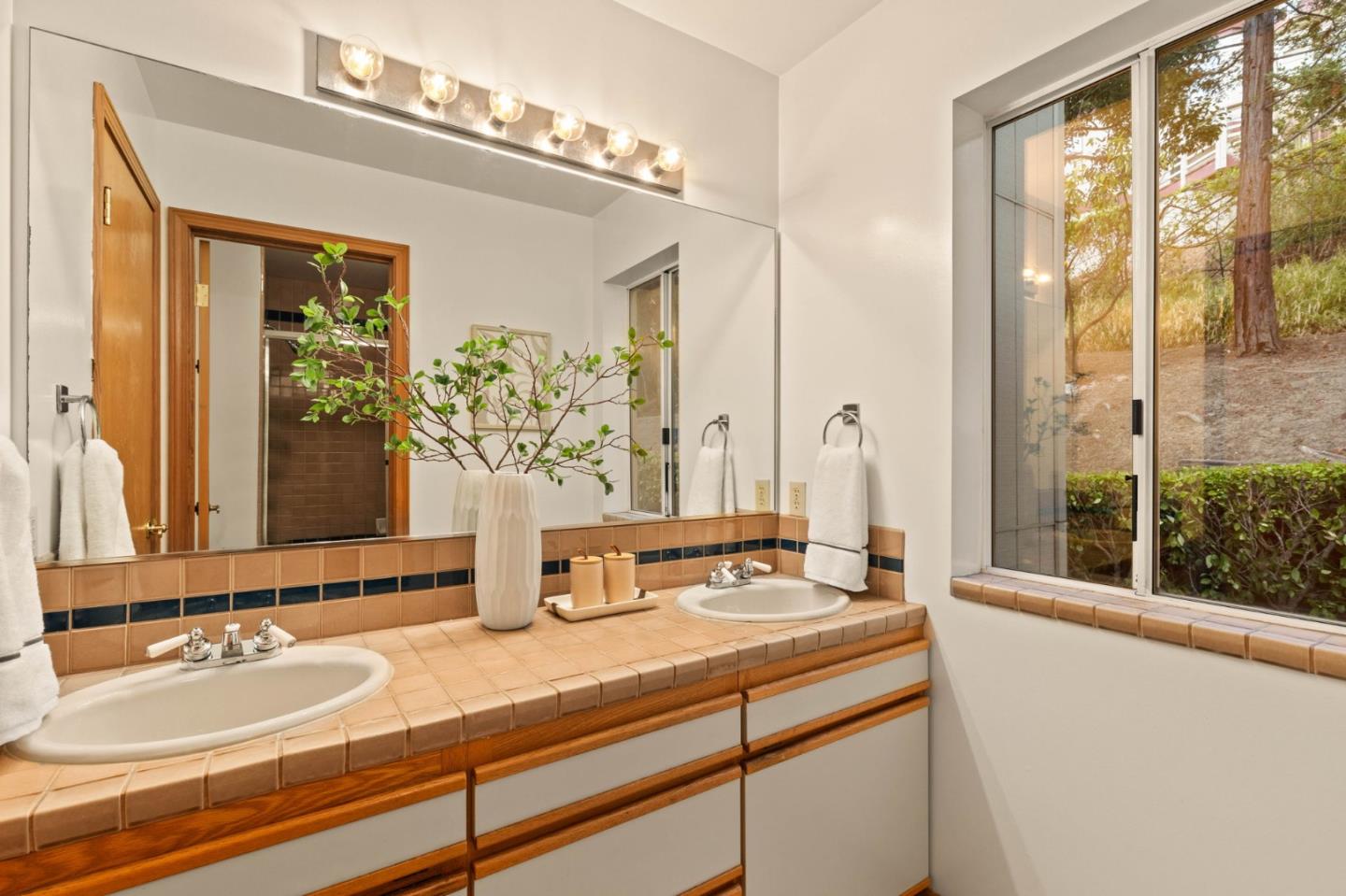 Detail Gallery Image 22 of 38 For 28 Kirkwood Way, San Carlos,  CA 94070 - 4 Beds | 3 Baths