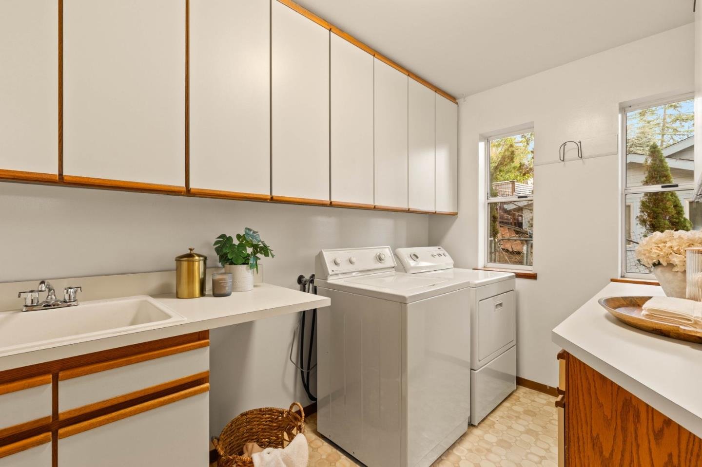 Detail Gallery Image 24 of 38 For 28 Kirkwood Way, San Carlos,  CA 94070 - 4 Beds | 3 Baths