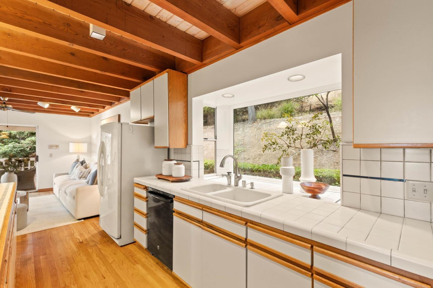 Detail Gallery Image 9 of 38 For 28 Kirkwood Way, San Carlos,  CA 94070 - 4 Beds | 3 Baths