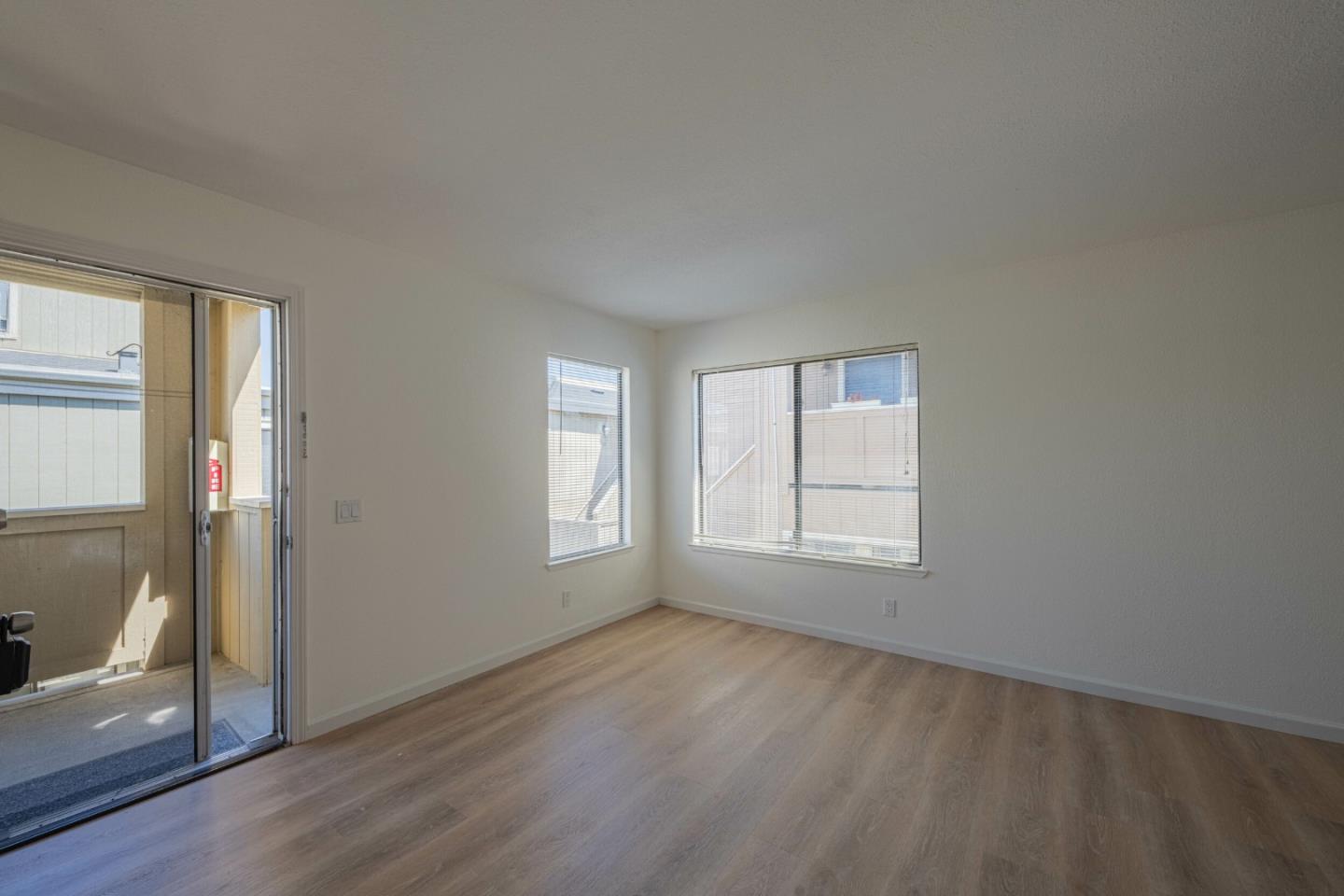 Detail Gallery Image 4 of 9 For 820 Casanova Ave #125,  Monterey,  CA 93940 - 1 Beds | 1 Baths