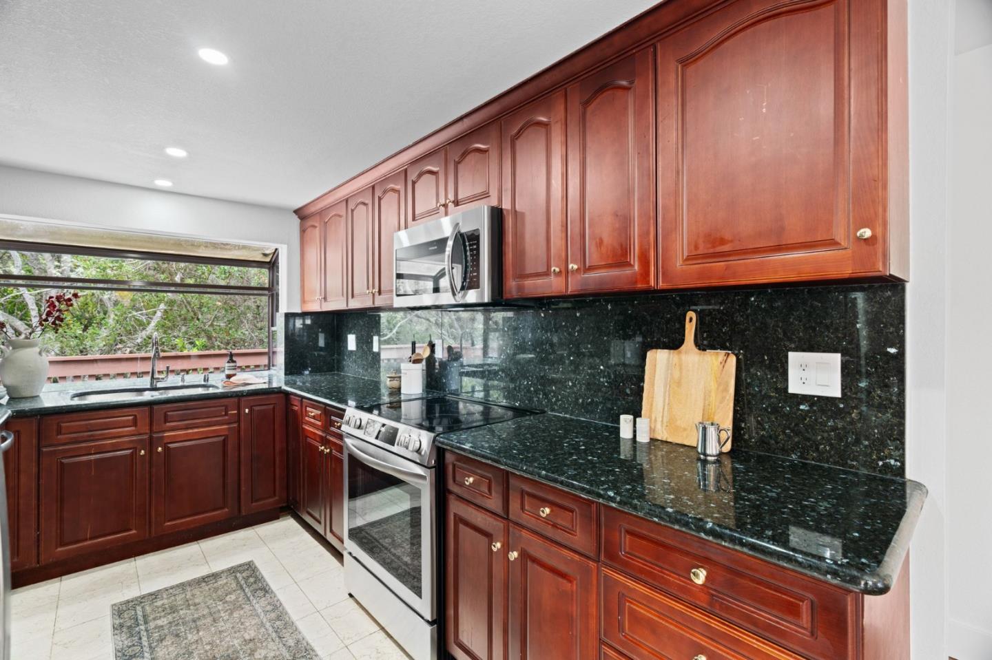 Detail Gallery Image 18 of 37 For 1657 Sugarloaf Dr, San Mateo,  CA 94403 - 3 Beds | 2/1 Baths