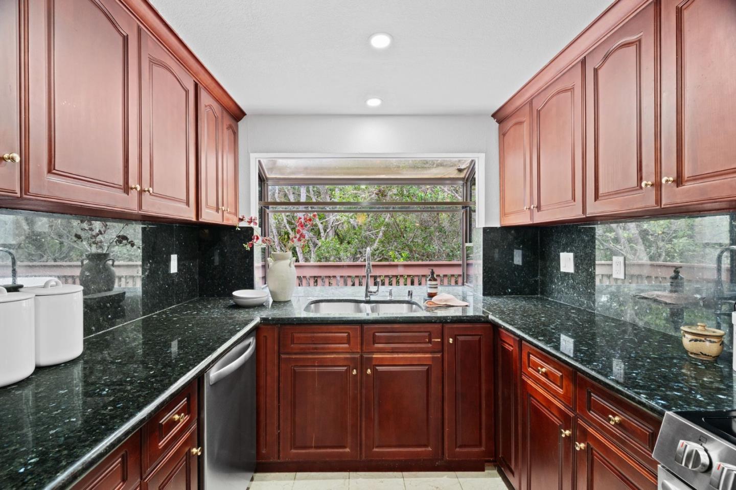 Detail Gallery Image 19 of 37 For 1657 Sugarloaf Dr, San Mateo,  CA 94403 - 3 Beds | 2/1 Baths