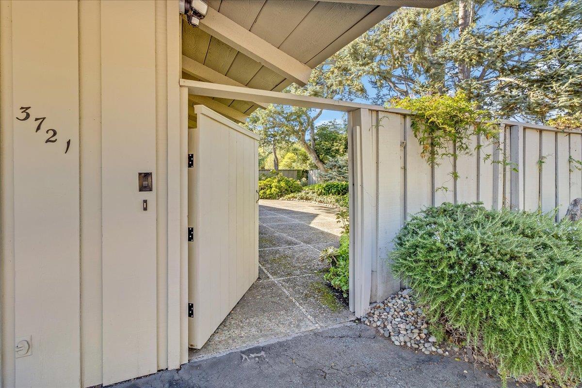 Detail Gallery Image 4 of 39 For 3721 Raymond Way, Carmel,  CA 93923 - 2 Beds | 2 Baths